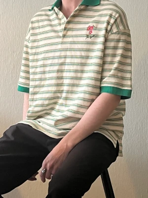 Pikétröja från drôle! Inköpt på Vallgatan 12 size M overzised - Perfekt skick! Nypris på 2500kr och säljer den för 1200kr. Köptes på Vallgatan 12 i Göteborg! Funkar perfekt på sommaren då den andas bra! 