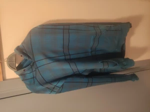 Blå rutmönstrad hoodie - Snygg blå hoodie i fint skick strl L 