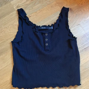 Linne från Vero Moda - Ett svart linne från Vero Moda, köpt förra sommaren men knappt använd. Köparen står för frakten!