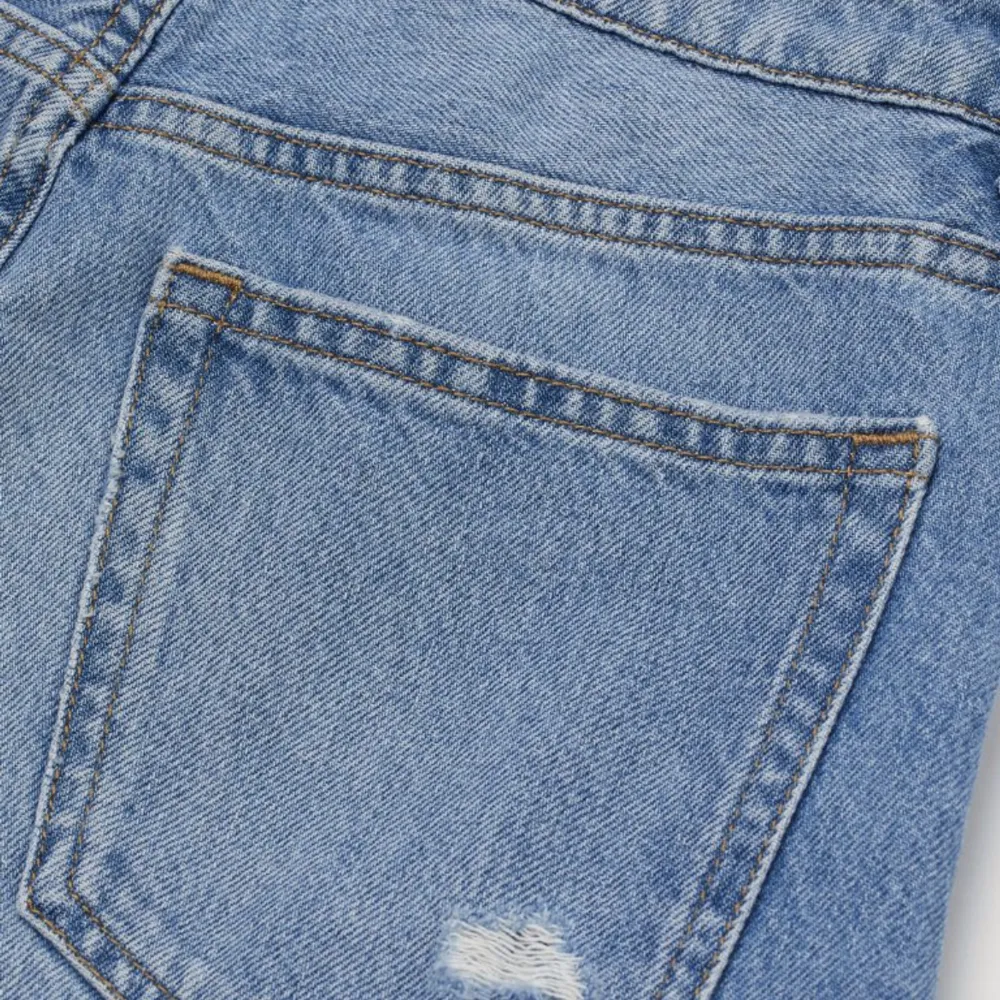 Fina jeansshorts från HM lite längre. Söta slitningar. Helt nya med prislapp . Shorts.