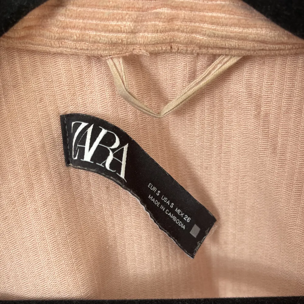 Säljer min rosa jacka i manchester från Zara i storlek s. Den är välanvänd men i bra skick, det enda är att lappen lossnat. Färgen är mer rosa i verkligheten! . Jackor.