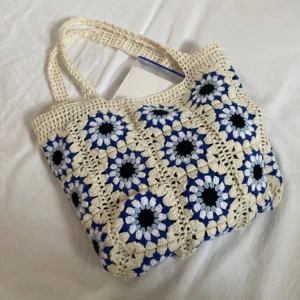 Virkad väska - Supersnygg virkad väska som jag virkar själv, perfekt till sommaren! Går att få i alla färger, bilden är lånad från pintrest. Köparen står för frakt eller så kan jag mötas upp i Örebro✨