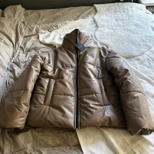 Pufferjacket LXA - Säljer två stycken oanvända pufferjackets från LXA. En i strl M och den andra i strl L (SÅLD)  De passade inte min stil och glömde skicka tillbaka dem.  Nypris tror jag var 1200:- styck 