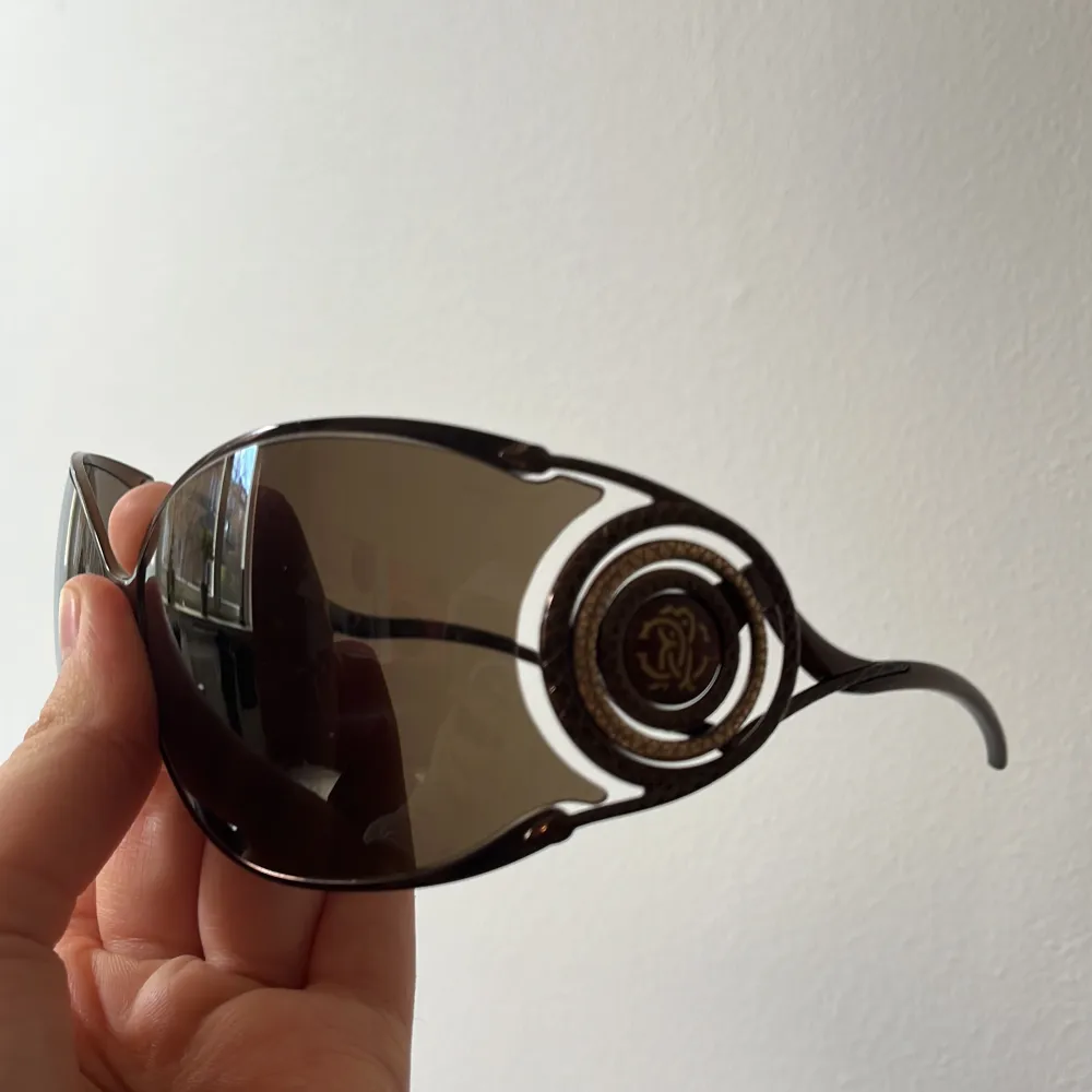 Vintage solglasögon från Roberto cavalli. Buda vid intresse!  Bra skick.. Accessoarer.