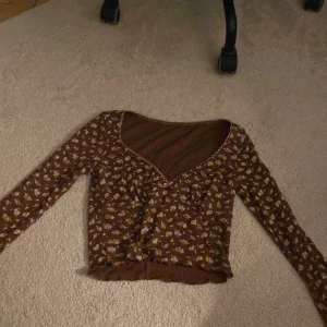 Långärmad - Säljer min långärmade blommiga tröja från Urban Outfitters. Har använt den här tröjan 5 gånger men den passar mig inte längre. 