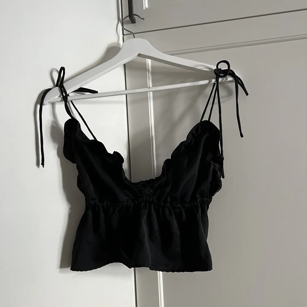 Silky fabric crop top from Motel. Only used a few times.. Yläosat.