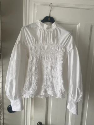 Ganni blus - Superfin blus ifrån Ganni i storlek 40 men ganska liten (passar mig som har 36) köpt för ca 2000 men kommer tyvärr inte till användning. 