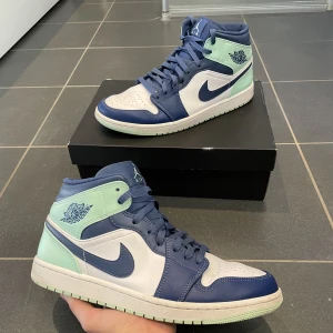 Jordan 1 Mid mystic navy - Storlek 45,5 Skick: 8/10 Original box och kvitto finns  Kan frakta eller mötas upp