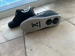 X sidewalker skor  - Säljer dessa fina skor i bra skick och är andvända ett fåtal gånger. Skorna är i storlek 36 men passar även upp till 38. Hjulen på skorna går även att ta av och sätta på om nödvändigt. 500kr men är även öppna för bud. Köparen står för frakt ❤️