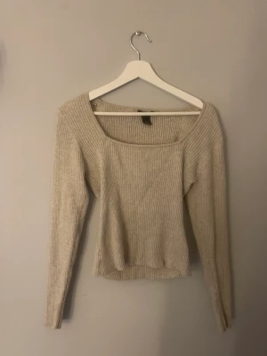Långärmad beige tröja  - Jättefin tröja  