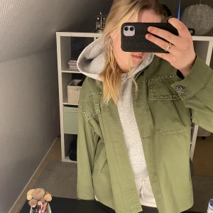 Jeans jacka - Säljer denna jeans jacka från zara, ny pris 700. Köpt förra sommaren men knappt andvänt.  Funkar super till sommaren🫶🏼🫶🏼💗💗 buda eller skriv privat först till kvarn, vill bara bli av med den!