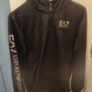 Hoodie emporio armani  - Hoodie med dradkedja i ok skick av märket ea7. 