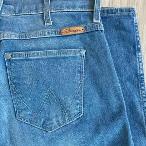Så snygga low waist jeans från märket Wrangler som är raka i benen. Helt nya men tyvärr för små på mig😩Storlek 32/34. Köpta för 990kr säljer för 550kr. Buda eller köp ditekt⭐️🫶🏼