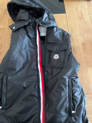 Moncler väst  - Moster köpte den till mig som present för 1.299kr, då den var för liten. Jag erbjuder även Fri frakt för den som inte bor inom Göteborg. Pris kan diskuteras. 