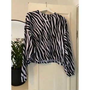 Nike sweatshirt - Mjuk o skönt tröja från Nike. Str S i färgerna svart o vit. 