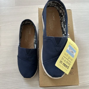 Oanvända ”Toms” med kartong kvar stl 35  - Helt oanvända Toms i storlek 35 med orginalkartongen. 
