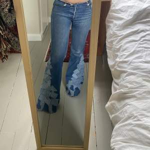 Så unika jeans köpta av en tjej här på plick som tyvärr var lite för tajta. Storlek 26/34💕
