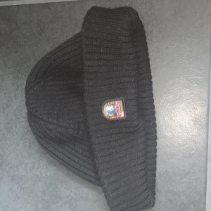 Parajumper  - Parajumper mössa utan skador och är inprincip i nyskick. Jag säljer den eftersom den var i fel storlek (L-XL) helt oanvänd