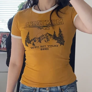 T-shirt gul, vit och svart  - Väldigt fint för sommaren, fint design och har knappt använt det Är i mycket bra kvalitet, finns inget fel med det :)