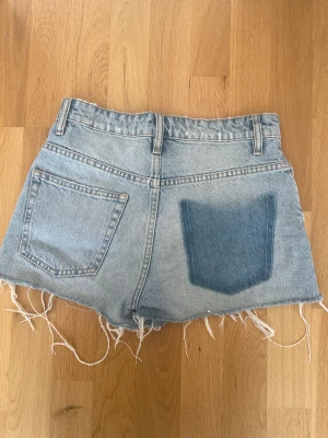 Jeansshorts Zara - Jeansshorts från Zara i storlek xs/34😇