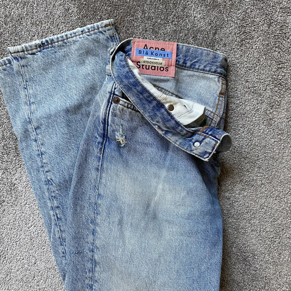 Jeans från Acne som är i nyskick. w27 och L34, sitter oversized på mig som är XS\S . Jeans & Byxor.
