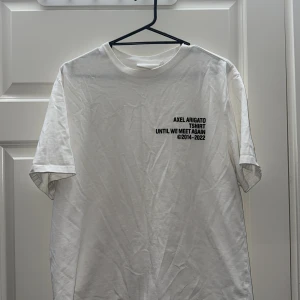 Axel Arigato t shirt - Märke: Axel Arigato Modell: Until we meet again Storlek: M Cond: 8/10  Sparsamt använd behövs bara strykas, inga scuffs eller tecken på användning