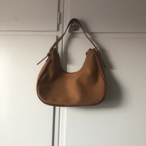 Baguette bag - ❤️❤️❤️köpt secondhand, använd 1 gång av mig. Rymmer mycket!