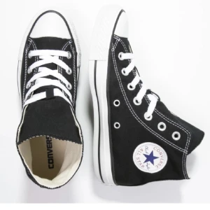 svarta converse - svarta converse i storlek 37! 270kr+ frakt, skriv för fler bilder eller frågor💕