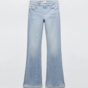Bootcut lågmidjade zara jeans - Säljer dem här jeansen från zara!! Gratis frakt om dem köps genom min andra anonns❗️lånade bilder