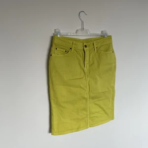 Denimkjol - Gul kjol i denim. Storlek 38.