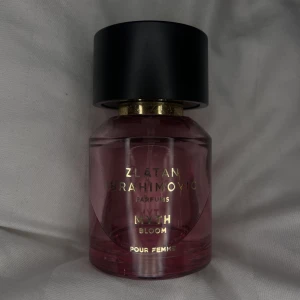 PARFYM { Zlatan ibrahimovic } dam.  - En parfym ifrån Zlatan!  Den ör använd men säljs pga inte min typ av doft längre!  Doft - myth bloom.  50ml=  halva flaskan kvar. Så 25ml +lite till kvar.  Made in sweden.  Nypris hos parfymonline.se 199;-kr minsta pris på nätet.  Säljes för 85kr 