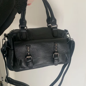 Väska - Superfin och rymlig väska,den har 4 ytterfickor och 5 innerfickor, de långa banden går att ta av och på och även att  göra kortare och längre,nyskick!💕