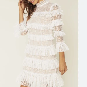 By Malina klänning - Jätte fin klänning, perfekt till student/bal/ skolavslutning mm. Använd ca 2 gånger.