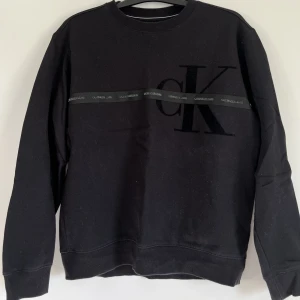 Calvin Klein Jeans svart sweatshirt M Herr - En oanvänd superfin Calvin Klein Jeans sweatshirt i herr M, en boxigare modell. 