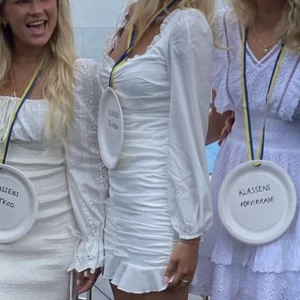 Vit studentklänning  - (lånad bild) Säljer denna studentklänningen eftersom jag hittat en annan ☺️ ser ut exakt som på bilden