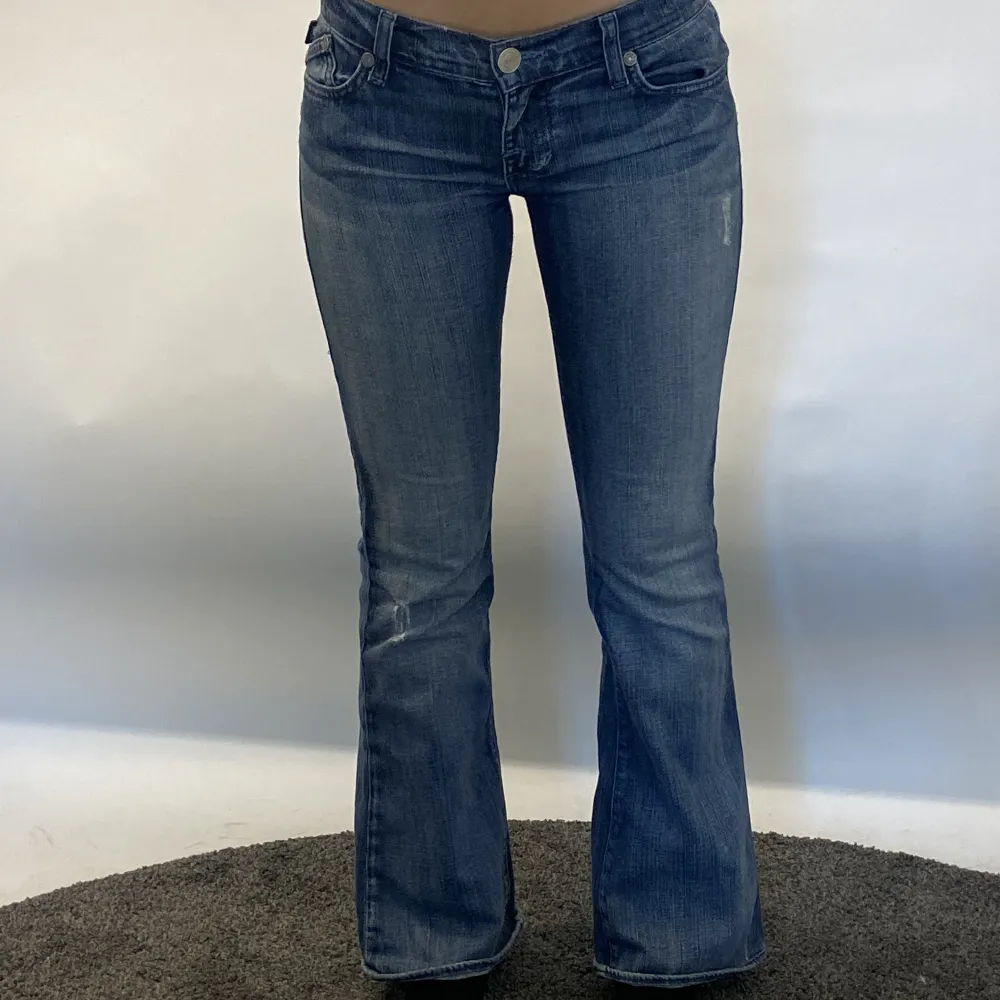 Ett par Victoria Beckham jeans som tyvärr var lite små för mig, jättebra skick och sitter bra på mig som är 170💕 Skriv för mer bilder/ frågor. Jeans & Byxor.