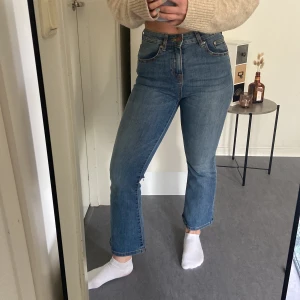 Mörkblå flare jeans - Lågmidjade mörkblåa flare jeans  Supersköna och har används relativt mycket.  Lite kortare i benen, passar perfekt till korta tjejer! :)