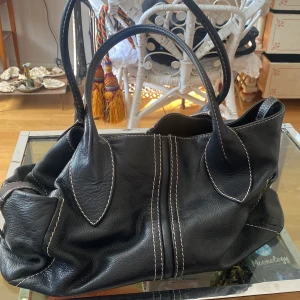 Väska - Svart skinn väska oklart märke