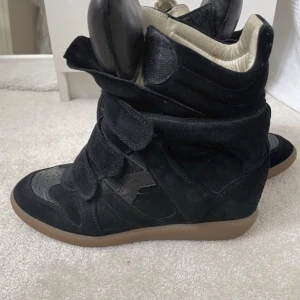 Isabel marant skor  - Isabel marant skor i storlek 38 , använda fåtal gånger ❤️💕🌟 dem är självklart äkta ❤️💕 frakten kostar 109kr , om du vill mötas upp måste du betalar halva summan för att jag har blivit lurad många gånger ❤️💕🌟