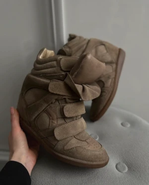 Isabel marant skor  - Isabel marant skor i storlek 36 ❤️ använda fåtal gånger💕❤️ Om ni vill mötas upp måste ni betala halva summan innan för att har blivit lurad många gånger❤️🌟, kan frakta men jag betalar inte för frakten, frakten kostar 109kr❤️💕🌟dem är självklart äkta ❤️