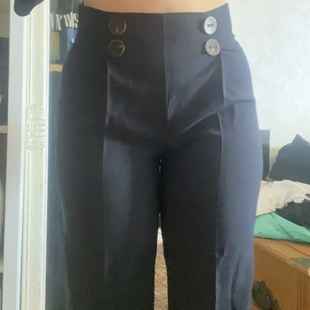 Marinblå kostymbyxor från lindex. Strl 38 (jag är dock inte en 38 så skulle säga att de är stora i storleken) . Jeans & Byxor.