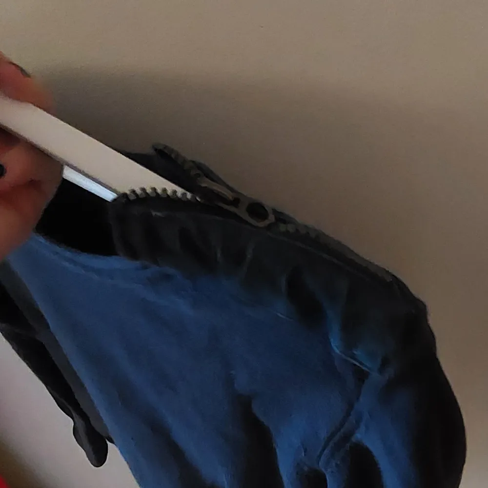 Långärmad lite tjockare tröja, mörkblå med detaljer på axlarna. . Toppar.