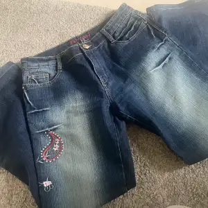 Skit coola lågmidjade vintage jeans med sten detaljer och brodering, står storlek 42 i byxorna men dem passar mig som är en xs/s 🥰