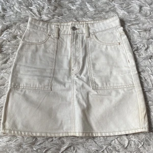 jeanskjol  - Sååå fin vit jeans kjol. Nytt skick använd en gång. Storlek 36, men kan även passa mindre eller lite större.🫶