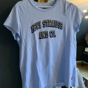Levis t-shirt - Superfin blå t-shirt från levis i storlek L, men har passat mig som vanligtvis har s/36!