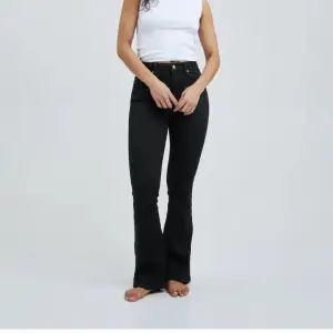 Svarta bootcut jeans från bikbok, passar mig som är ca 155, lite slitningar längst ner men inget man tänker på, be gärna om bättre bilder