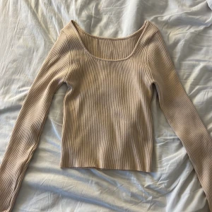 Ribbad beige tröja - Säljer en ribbad långärmad u-ringad tröja i färgen beige. Säljer då jag inte passar i färgen💕