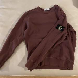 En vinröd Stone Island sweatshirt i strl M. Väldigt bra skick och utan flaws. 