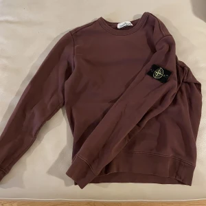 Vinröd Stone Island Sweatshirt - En vinröd Stone Island sweatshirt i strl M. Väldigt bra skick och utan flaws. 