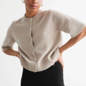 Other stories kofta - Säljer den a jätte fina other stories kofta som inte längre säljs (slutsåld på hemsidan) Koftan är inte använd mycket! Den är i storlek Xs och jag kan mötas upp men postar helst.